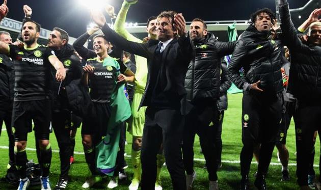 Конте празднует чемпионство с Челси, Getty Images