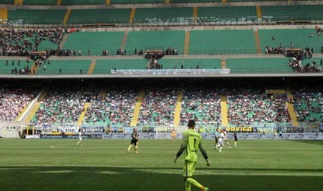 Болельщики покидают Сан Сиро, EPA