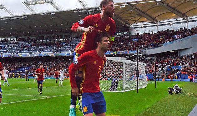 Рамос празднует гол Пике, Getty Images