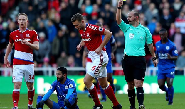 Гибсон (№6) получает желтую за фол на Марезе, Getty Images