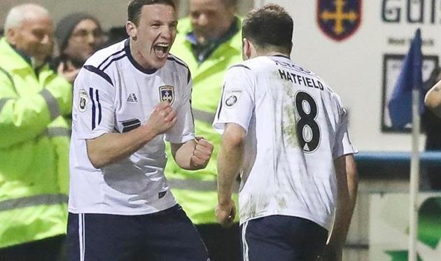 Джон Руни (слева), радуется забитому голу