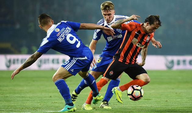 Морозюк и Сидорчук пытаются отобрать мяч у Бернарда. Фото - ua-football.com