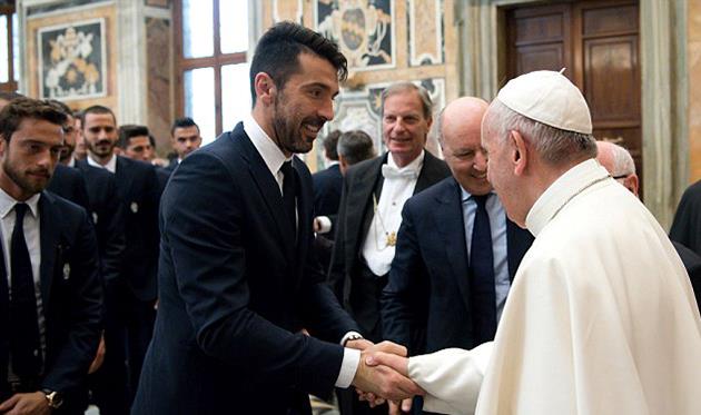 Джанлуиджи Буффон и папа римский Франциск, reuters