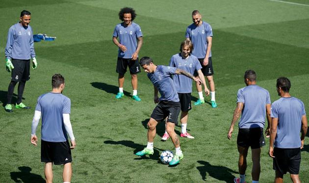 Хамес Родригес работает с мячом во время тренировки Реала, Getty Images