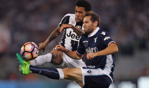 Дани Алвес в борьбе с Сенадом Луличем, Getty Images