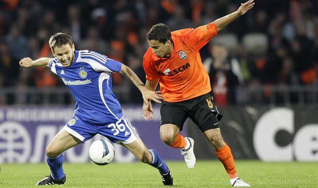 Милош Нинкович (слева) в полуфинале Кубка УЕФА 2009 года, Getty Images