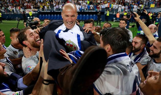 Зинедин Зидан с футболистами Реала, Getty Images