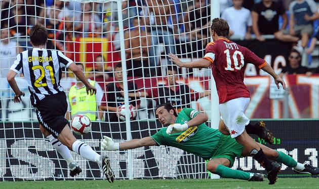 Франческо Тотти забивает гол в ворота Джанлуиджи Буффона, Getty Images