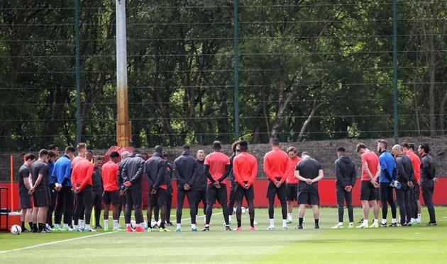 Перед началом тренировки игроки и тренеры МЮ почтили память жертв теракта минутой молчания, Getty Images