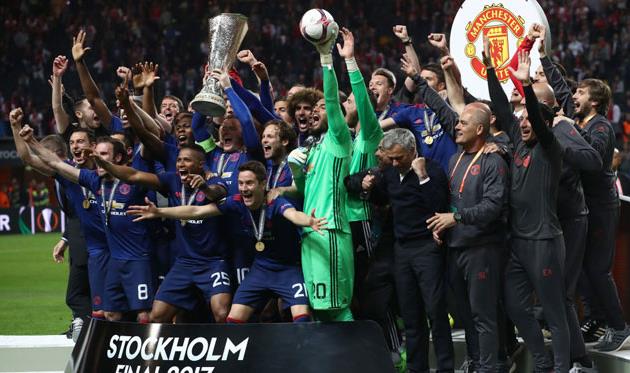 Манчестер Юнайтед с кубком Лиги Европы, Getty Images