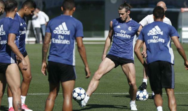 Бэйл тренируется с партнерами по команде, Marca