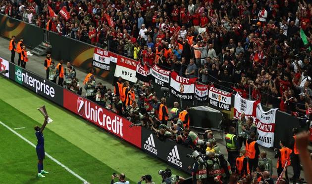 Поль Погба демонстрирует кубок фанатaм, getty images