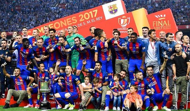 Празднование игроков Барселоны на фоне трофея, Getty Images