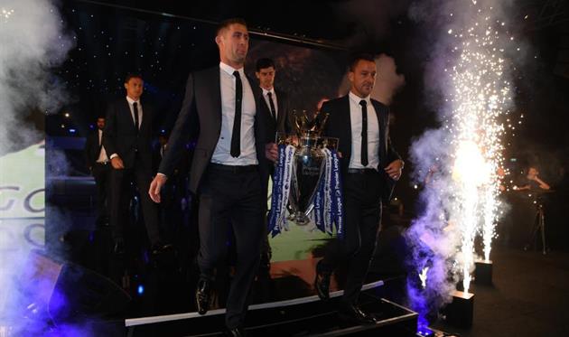 Игроки продемонстрировали титул чемпионов Англии на церемонии, twitter.com/chelseafc
