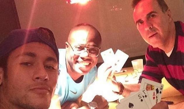 Неймар (слева) и Вагнер Рибейро (справа) за игрой в карты, Mundo Deportivo