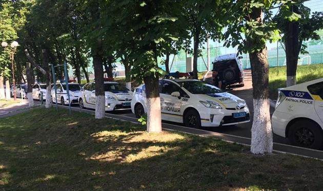 Сотрудники полиции возле Дома футбола