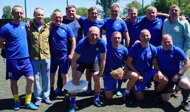 Команда Динамо-68 в компании Шпакова и главного судьи Александра Шамича. Фото: А.Янголя