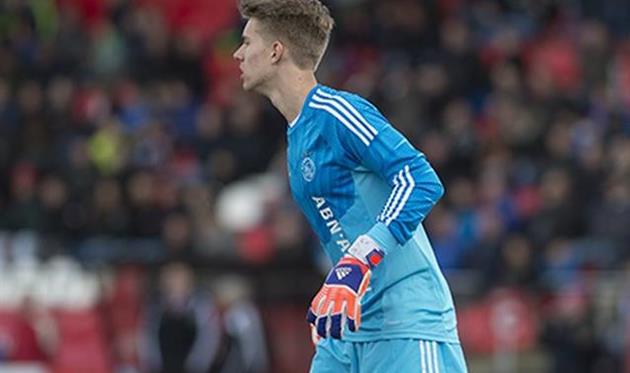 Ден Хааг подписал сына ван дер Сара