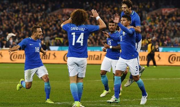 Бразильцы празднуют гол, getty images