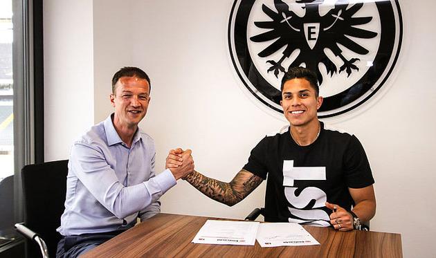 Карлос Сальседо (справа), eintracht.de