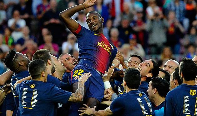 Эрик Абидаль в окружении партнеров по Барселоне, Getty Images