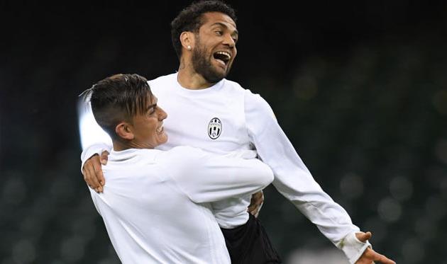 Пауло Дибала и Дани Алвес, Getty Images