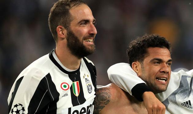 Гонсало Игуаин и Дани Алвес