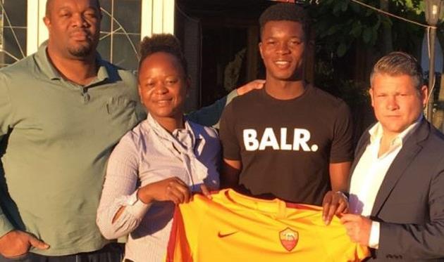 Керес Масангу с родителями и агентом, facebook.com/JSIFM
