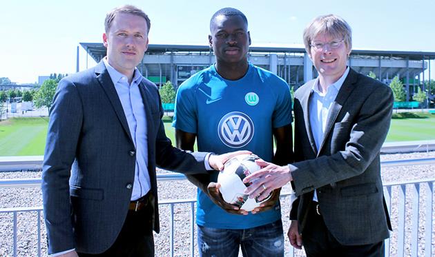 Ландри Нани Димата (в центре), vfl-wolfsburg.de