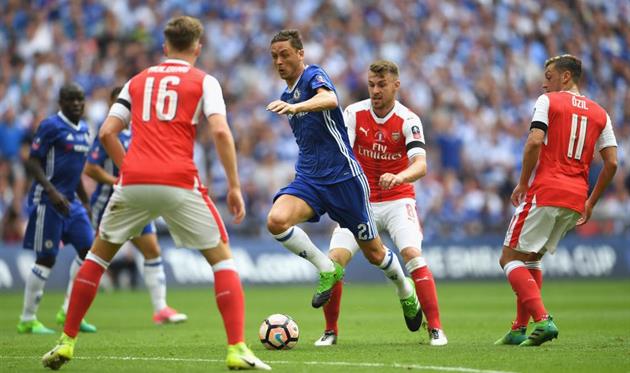 Неманья Матич в окружении игроков Арсенала, Getty Images