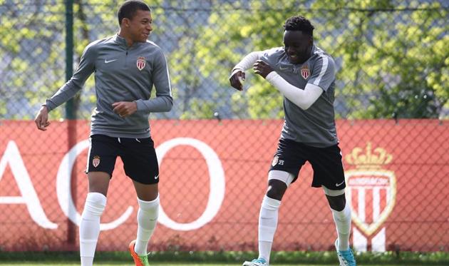 Киллиан Мбаппе (слева) и Бенджамин Менди, Getty Images