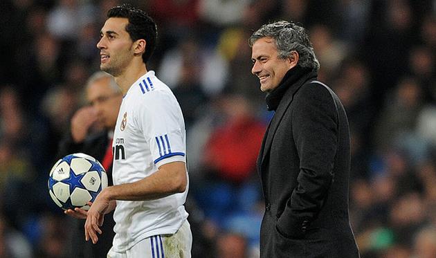 Альваро Арбелоа и Жозе Моуриньо в матче против Севильи, getty images