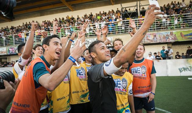 Неймар приветствует украинцев и еще 52 чемпионов на Мировом финале Neymar Jr's Five