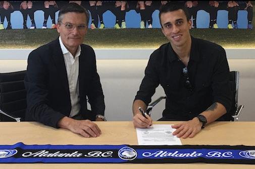 Жоао Шмидт подписывает контракт, фото ФК Аталанта