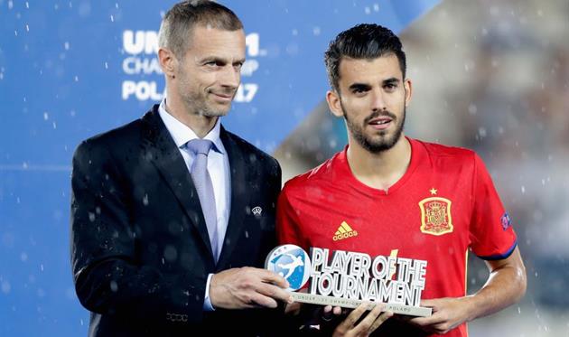 Дани Себальос с призом лучшего игрока Евро-2017 U21, Getty Images