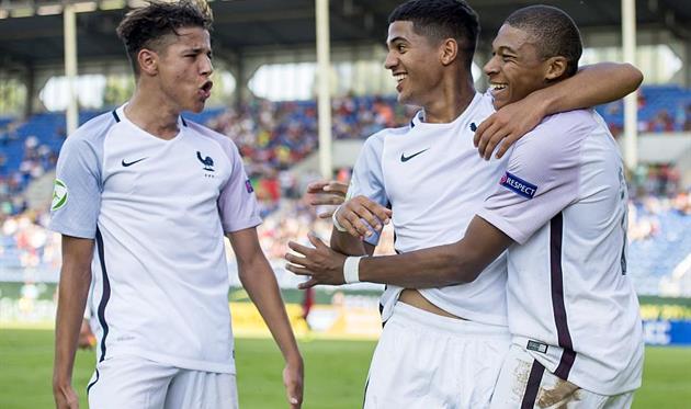 Харит (слева) празднует гол Килиана Мбаппе (справа)