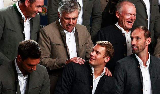 Карло Анчелотти (сверху в центре) и Мануэль Нойер (снизу), Getty Images