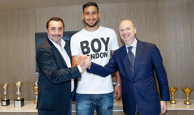 Джанлуиджи Доннарумма (в центре), acmilan.com