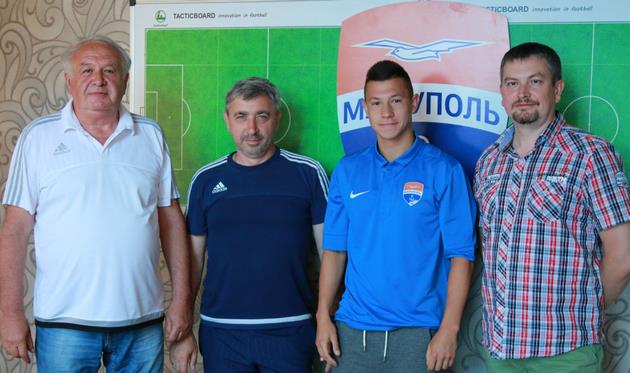 Усиление Мариуполя правда впечатляет. Борячук, похоже, также рад аренде. Фото - ФК Мариуполь