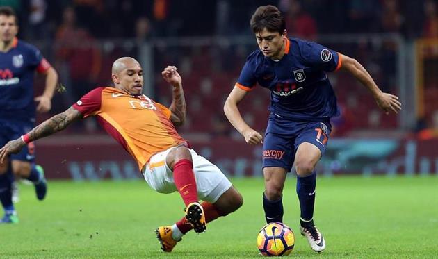 Ченгшиз Ундер (справа), 