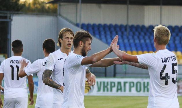 Команда Санжара празднует забитый гол, ФК Олимпик