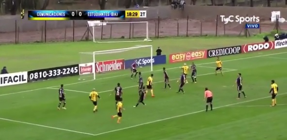 Вратарь не ожидал такой траектории мяча, кадр из видео