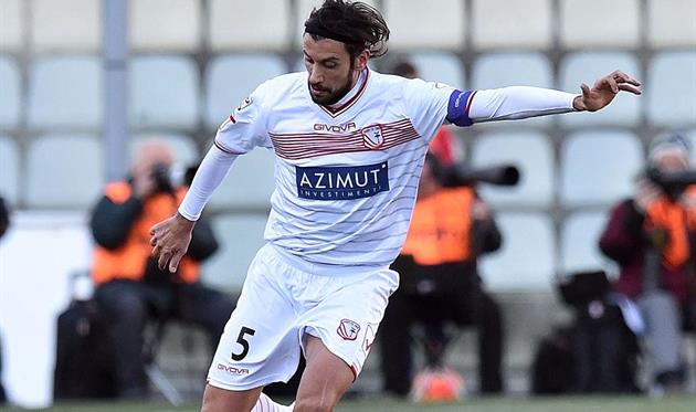 Чемпион мира—2006 ищет новый клуб с помощью соц сети