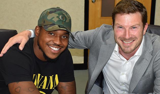 Бритт Ассомбалонга (слева), mfc.co.uk