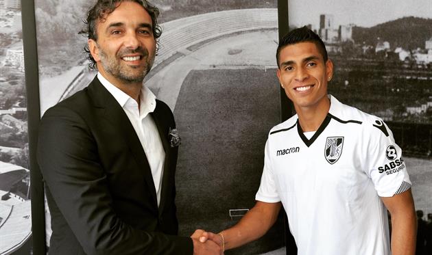 Паоло Уртадо (справа), twitter.com/VitoriaSC1922