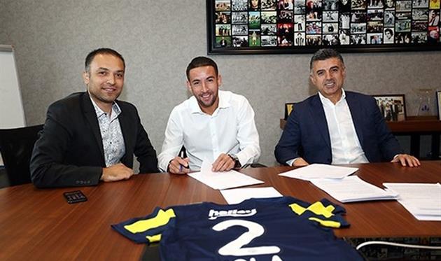 Маурисио Исла (в центре), ФК Фенербахче