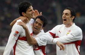 Гомес принимает поздравления партнеров, Reuters