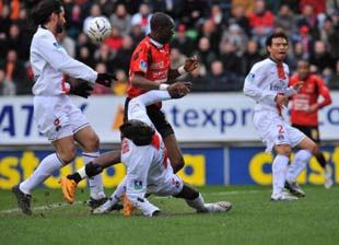 Мамаду Сахо вышел и отметился голом в свои ворота, фото lequipe.fr