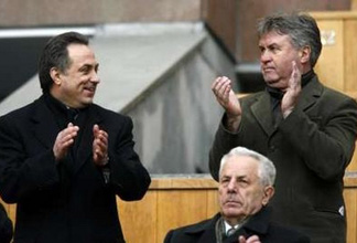 Мутко и Хиддинк аплодируют командам, Reuters