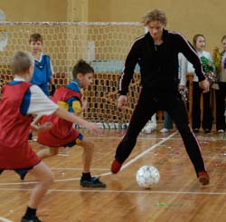 Толик с детишками, фото fc-zenit.ru